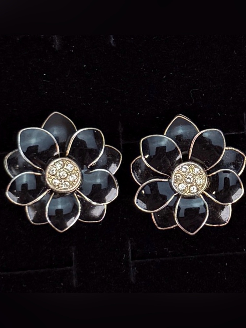 Beautiful Silvertone bling black, enamel flower costume pierced earrings